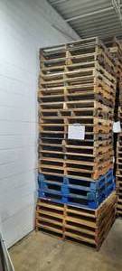 lot 250 image: Wood Pallets