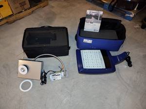 lot 315 image: (2) Light fixtures  Philips Gardco Gullwing LED WILA 675 TSR leg.