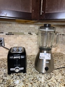 lot 307 image: Winder Electric BL-747 Blender Base with glass jar, 2-speed. Sunbeam 1-slice toaster TSSBTRSB04