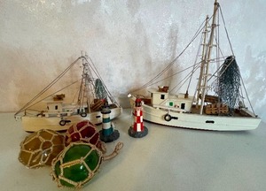 lot 33 image: Wood Fishing Boat Lot