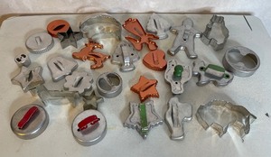 lot 48 image: Cookie Cutters 26 pieces vintage