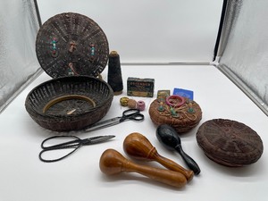 lot 115 image: Vintage Sewing Basket and accessories lot