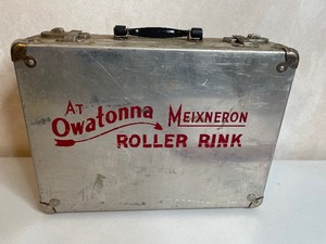 lot 66 image: Owatonna MN Meixneron Metal Roller Skate Case and Mens Skates