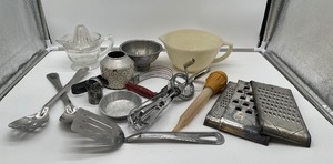 lot 103 image: Glass Juicer, Fire King Batter Bowl Kitchen Lot Vintage