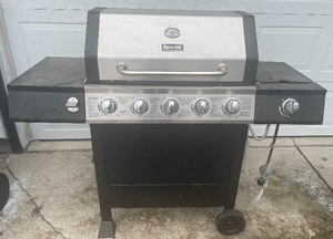 lot 120 image: Outdoor Grill Dyno Glo Gas Grill