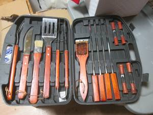 (R) Wood Handle BBQ Grilling Set In...