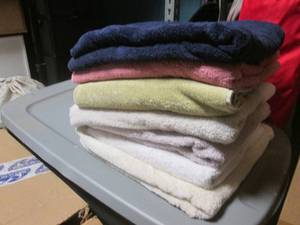 (R) Lot of 7 Bath Towels...