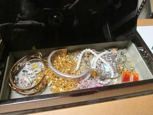 (R) Jewelry Box Full of Assorted Fa...