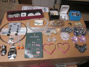 (R) Assorted Fashion Jewelry...