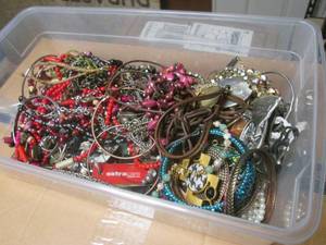 (R) Assorted Fashion Jewelry in Sho...