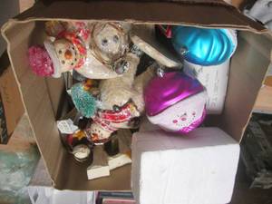 (R) Box of Assorted Christmas Decor...