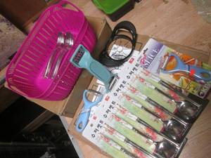 (R) Assorted Kitchen Items See Phot...