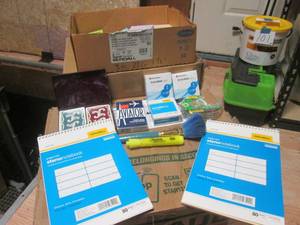(R) Box of Several Post-It Note Pad...