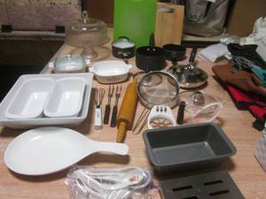 (R) Assorted Kitchen Items See Phot...