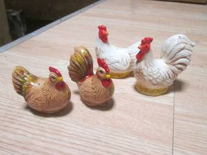 (R) 2 Sets Vintage Chicken Salt & P...