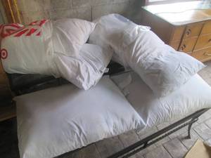 (G) Lot of 6 Bed Pillows...