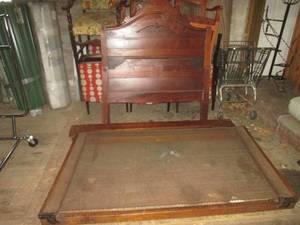 (G) Vintage Wood Twin Bed Frame wit...