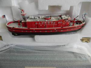 CODE 3 COLLECTIBLES - LIMITED EDITION #1457 of 3000 - CHICAGO FIRE DEPT. FIREBOAT VICTOR L. SCHLAEGER ENGINE 58 - IN BOX - WITH COA - FANTASTIC PIECE - SEE PICTURES