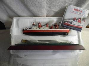 CODE 3 COLLECTIBLES - 1136 SCALE LIMITED EDITION #1870 of 3000 - F.D.N.Y. FIREBOAT JOHN J HARVEY - IN BOX - WITH COA - FANTASTIC PIECE - SEE PICTURES