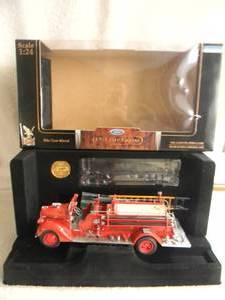 ROAD SIGNATURE 124 SCALE DIE CAST 1938 FORD FIRE ENGINE GEORGETOWN ENGINE CO #1 - IN BOX - FANTASTIC PIECE - SEE PICTURES