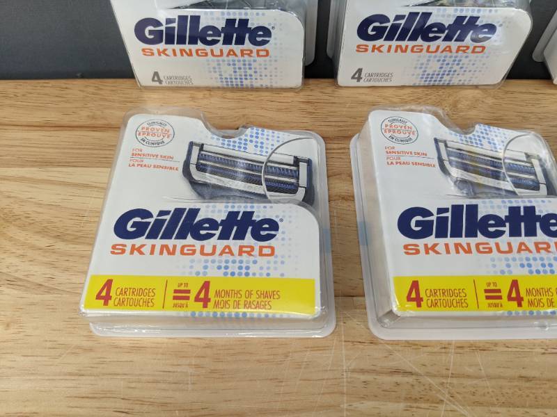 lot 21A image: 24 Brand New Gillette Skinguard Razor Shaving Blades N