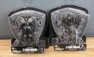 lot 73 image: New Pair of Judge Dredd Black and White Exquisite Mini 118 Action Figures, Judge Fear & Judge Fire  F