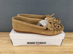 lot 96A image: Minnetonka Womens Thunderbird Softsole Moccasins, Tan, Size 8 N
