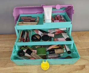 lot 98 image: Stay Retro Caboodle and Contents including Laura Geller, LYS, No7, and More R