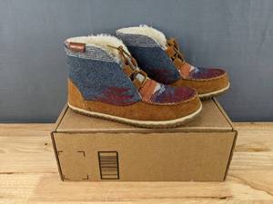 lot 50B image: Adorable Minnetonka Boots Womens Size 9 N