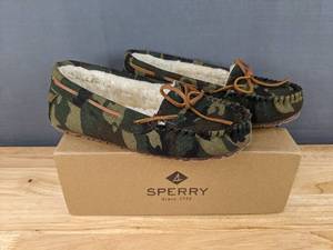 lot 476 image: Green Camo Print Sperry Womens Junior Trapper Lace-Up Slippers Size 10M N