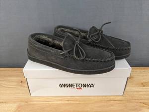 lot 97B image: Charcoal Pile Lined Hard Sole Minnetonka Moccasins Mens Size 8M N