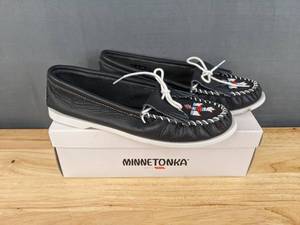 lot 26B image: Navy Minnetonka Thunderbird Smooth Beaded Moccasins Womens Size 11M N