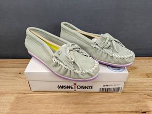 lot 105A image: Grey Suede Minnetonka Moccasins Womens Size 9 N