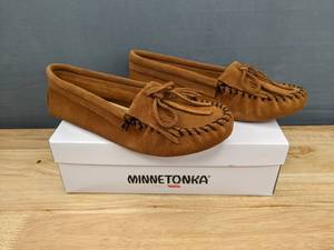 lot 110A image: Brown Suede Soft Sole Minnetonka Moccasins Womens Size 8 N