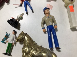 LG LOT OF ACTION FIGURES AND PROPS