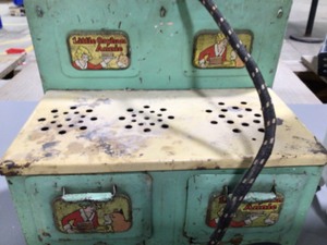 ORPHIN ANNIE EASY BAKE OVEN SET ALONG WITH ANOTHER TIN KITCHEN SET