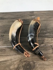 lot 21 image: Early American Frontier Style Black Powder Horn