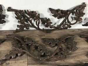 lot 22 image: 8 - Vintage Aluminum Oak Leave Branches Decor