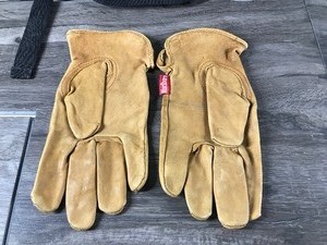 lot 26 image: Marlboro Hiking Bag with a Pair of Marlboro Leather Gloves