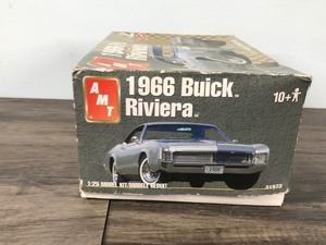 lot 48 image: 2004 RC2 Brands 1966 Buick Riviera 125 Model Kit
