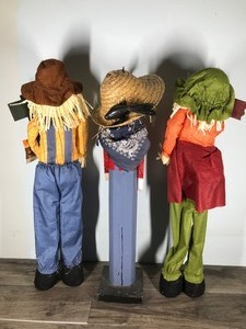 lot 58 image: 3 - Scarecrow Figurine Statues