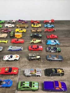 lot 60 image: Lot of Collectible Die Cast Cars
