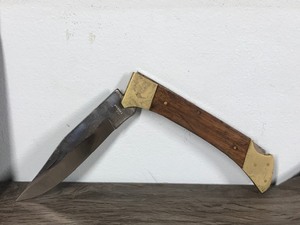 lot 102 image: 2 - Stainless Steel Hunting Buck Knives