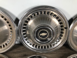 lot 104 image: Lot of 6 Hub Caps