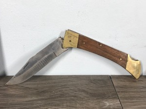lot 126 image: 2 - Hunting Buck Knives
