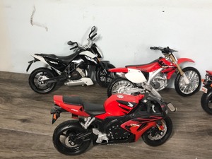lot 132 image: Lot of 8 Collectible Die Cast Motorcycles