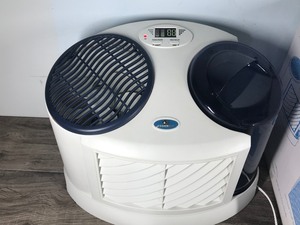 lot 159 image: Easy Care Humidifier with Box