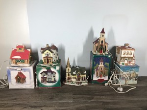 lot 414 image: 5 - Ceramic Lighted Houses