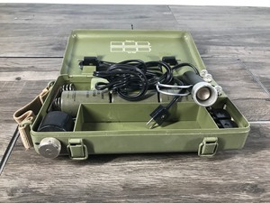 lot 472 image: VINTAGE WILD HEERBRUGG MILITARY THEODOLITE BATTERY BOX WITH HAND LAMP LIGHT
