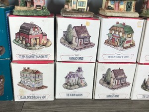lot 478 image: 12 - Small Village Figurines